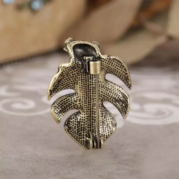 VQ Frog Brooch - Picture 3 of 6